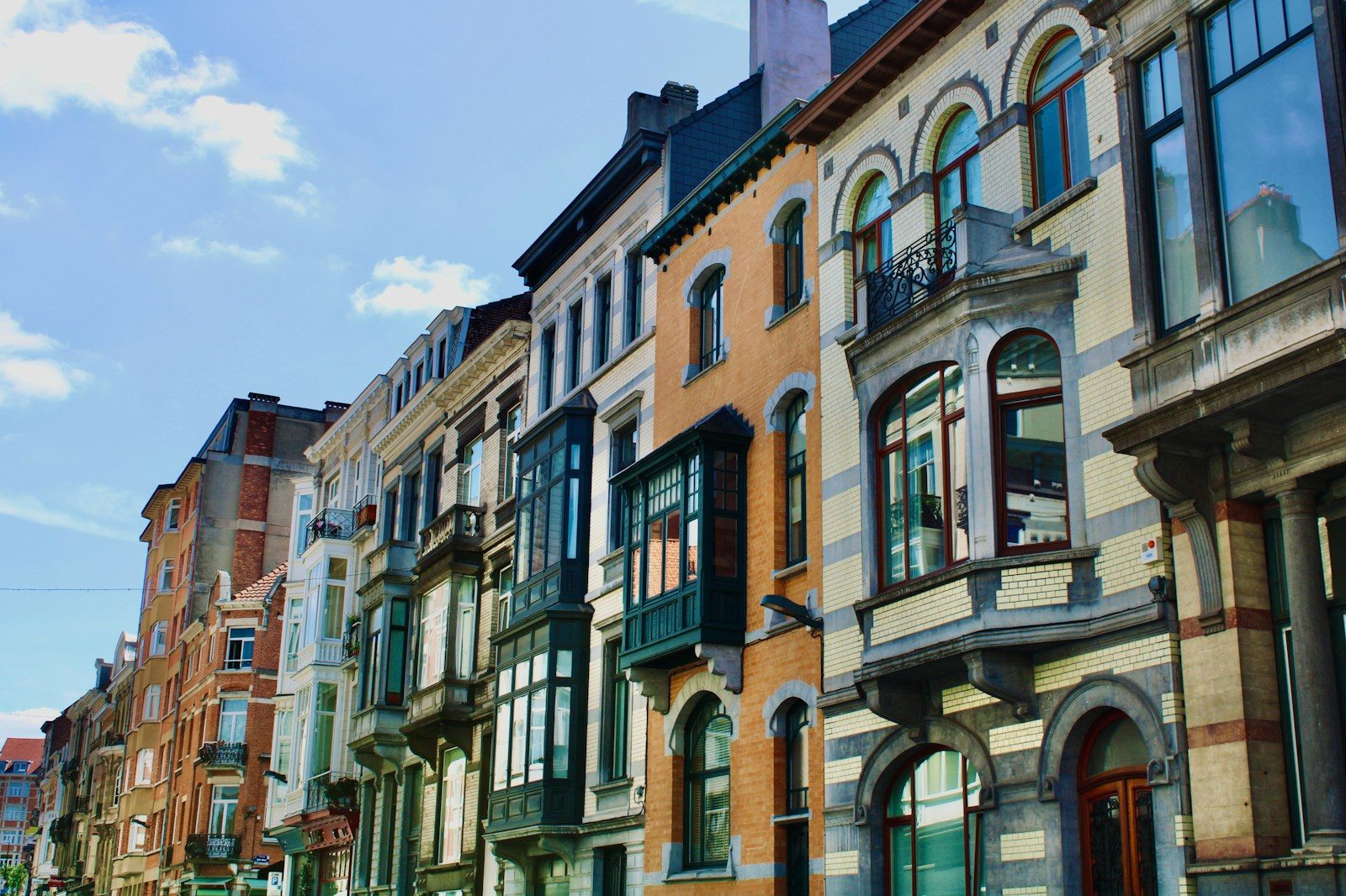 Rangée de maisons de maître bruxelloises, terrain d'action du réseau Espace Immo Brussels